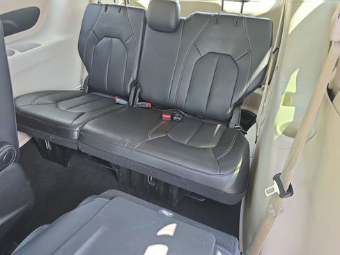 Used 2023 Chrysler Pacifica Touring-L FWD image 16