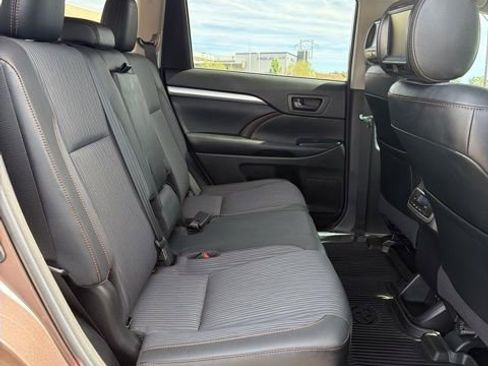 Used 2018 Toyota Highlander Plus FWD image 10