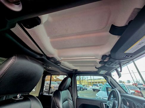 Used 2018 Jeep Wrangler Unlimited Sahara image 20