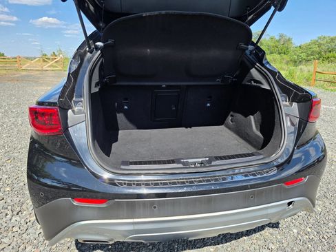 Used 2018 INFINITI QX30 AWD image 18