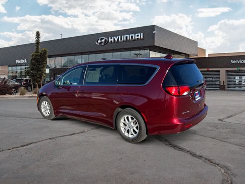 Used 2017 Chrysler Pacifica Touring image 3