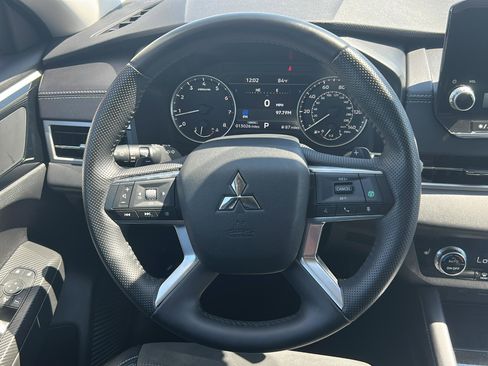 Used 2024 Mitsubishi Outlander SE image 11