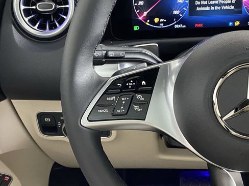 Used 2025 Mercedes-Benz GLB 250 4MATIC image 17