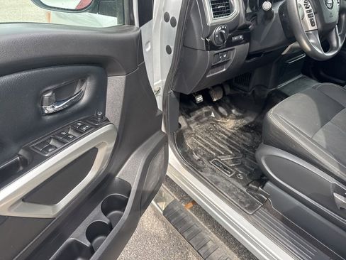 Used 2018 Nissan Titan SV image 13