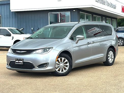 Used 2019 Chrysler Pacifica Touring-L FWD image 2