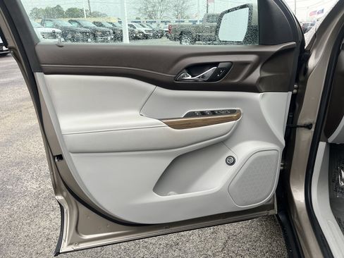 Used 2023 GMC Acadia SLE w/ Driver Convenience Package image 12