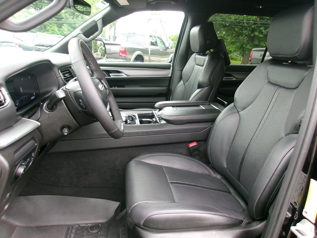 Used 2024 Jeep Wagoneer L Series II AWD/4WD image 7