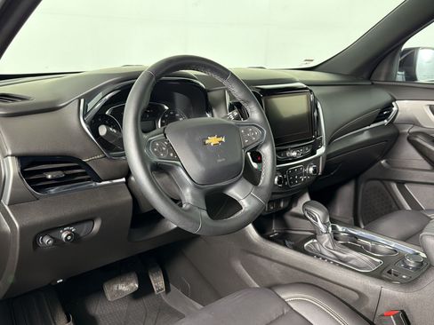 Used 2023 Chevrolet Traverse LT w/ LPO, Floor Liner Package FWD image 3