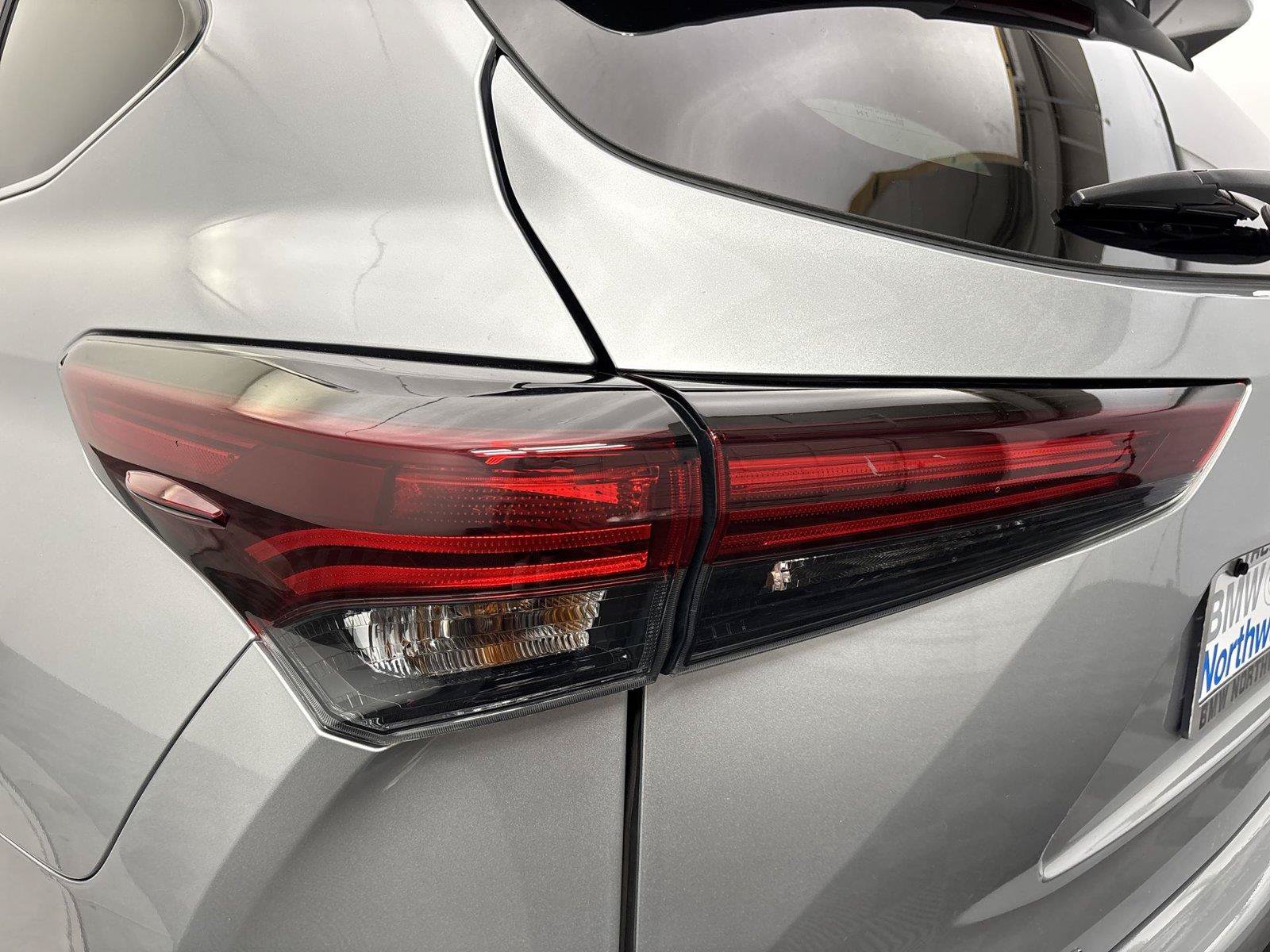 Used 2024 Toyota Highlander XLE AWD/4WD image 19