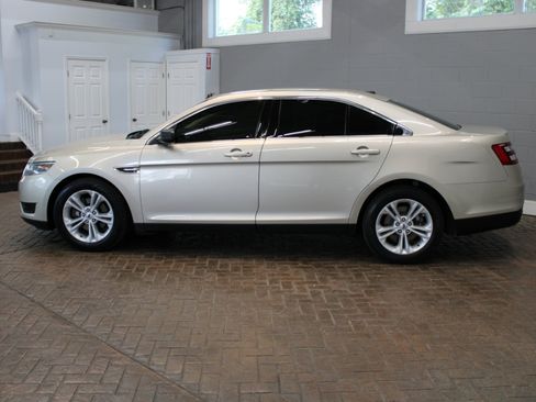 Used 2018 Ford Taurus SE image 4