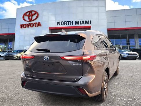 Used 2023 Toyota Highlander XLE FWD image 4