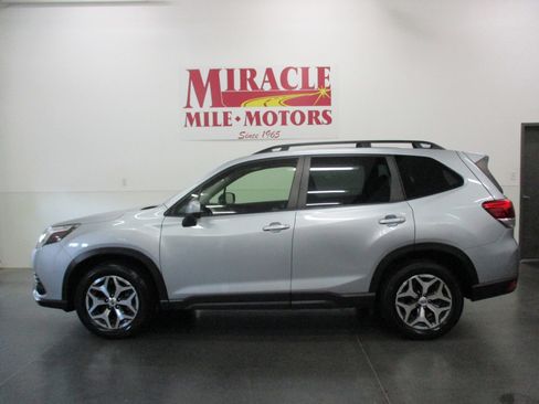 Used 2022 Subaru Forester Premium image 2