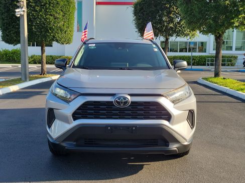 Used 2020 Toyota RAV4 LE FWD image 4