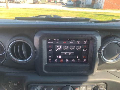 Used 2018 Jeep Wrangler Unlimited Sahara w/ Safety Group image 20