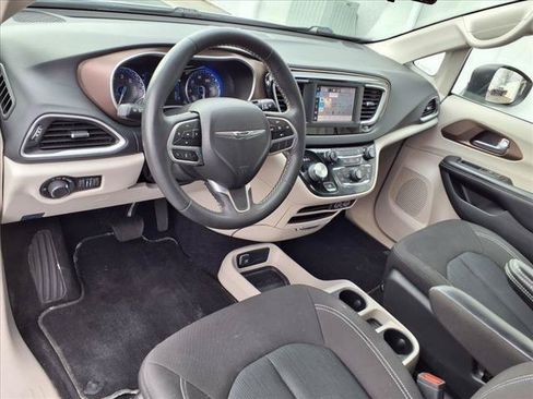 Used 2022 Chrysler Voyager LX FWD image 21