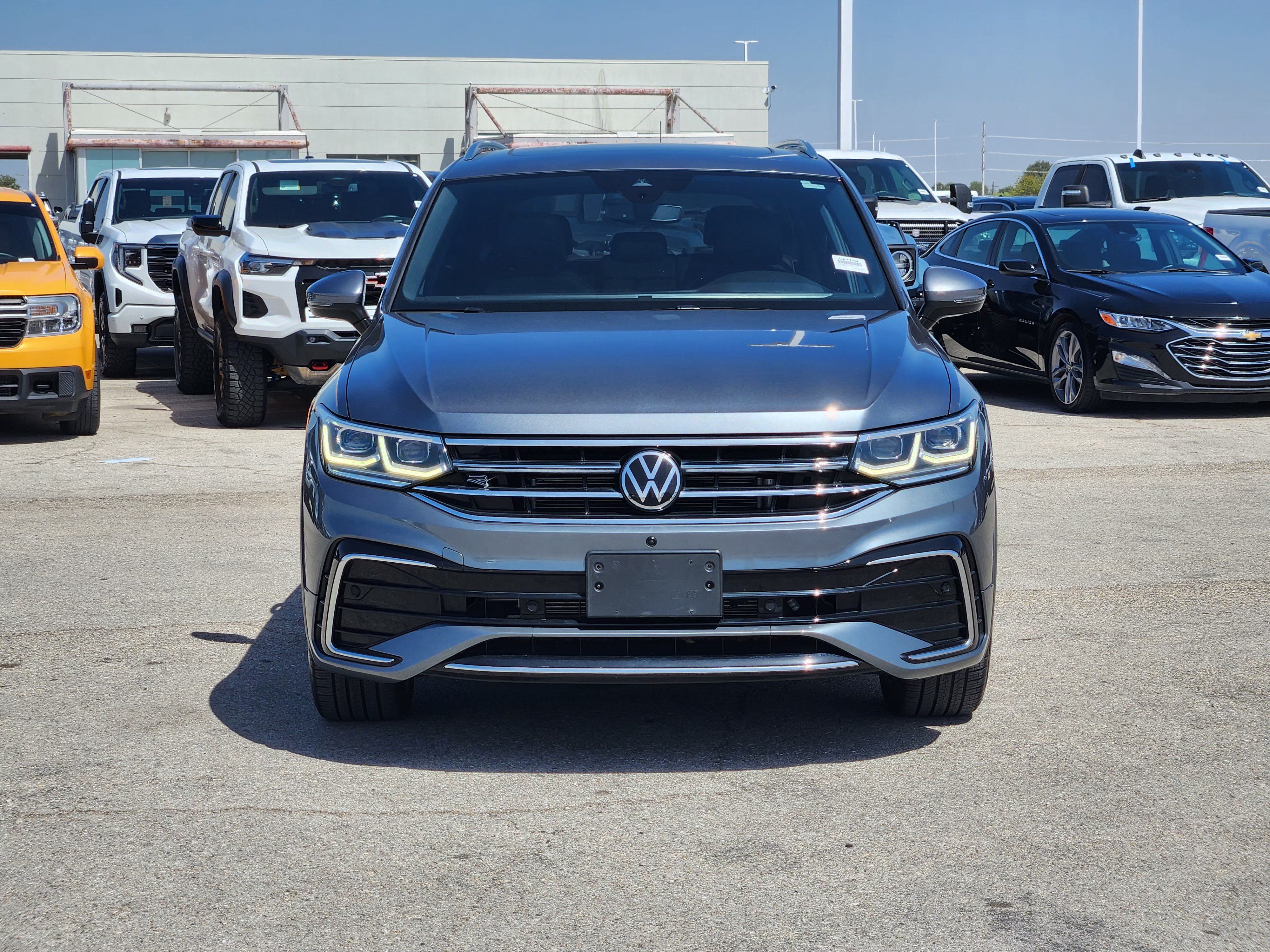 Used 2023 Volkswagen Tiguan SEL R-Line AWD/4WD image 2