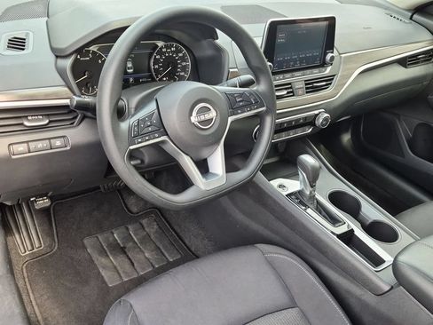 Used 2025 Nissan Altima 2.5 SV FWD image 15