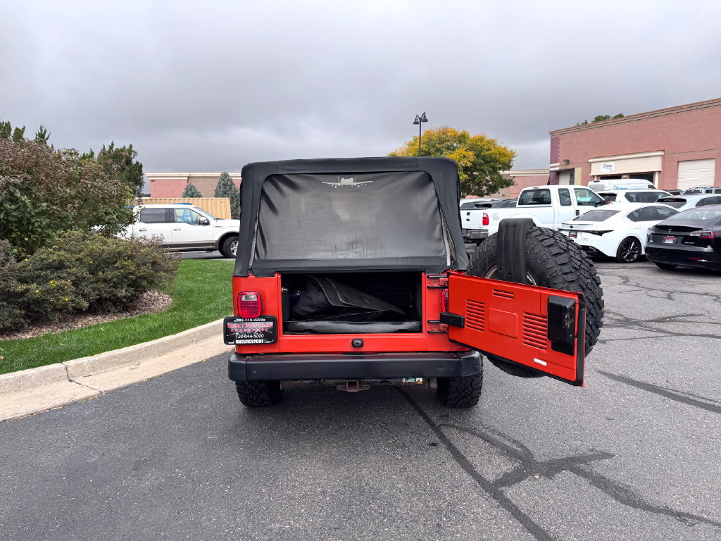 Used 2005 Jeep Wrangler Unlimited w/ Premium Audio Group AWD/4WD image 10
