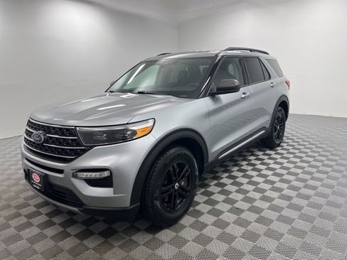 Used 2022 Ford Explorer XLT w/ Equipment Group 202A image 3