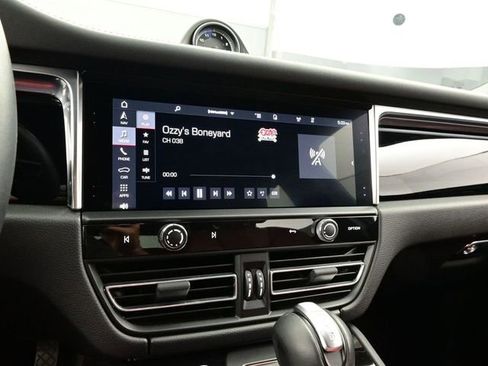 Certified 2025 Porsche Macan AWD/4WD image 10