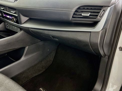 Used 2025 Nissan Rogue SV FWD image 34
