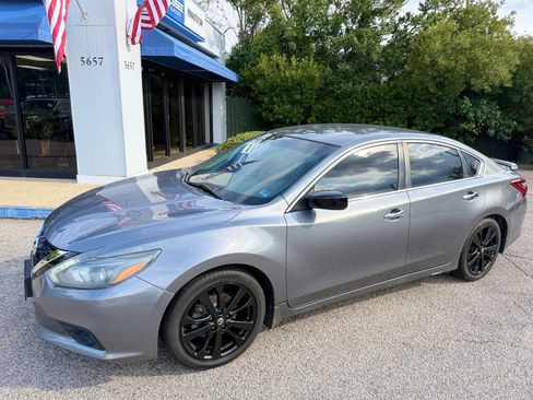 Used 2017 Nissan Altima 2.5 SR w/ Midnight Edition Package FWD image 12