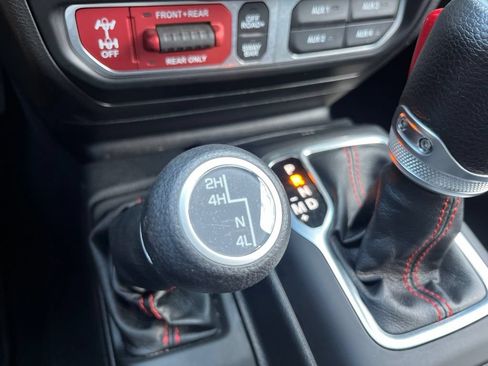 Used 2022 Jeep Wrangler Unlimited Rubicon w/ LED Lighting Group AWD/4WD image 43