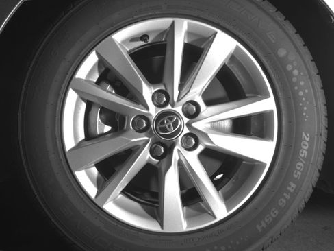 Used 2025 Toyota Camry LE FWD image 9