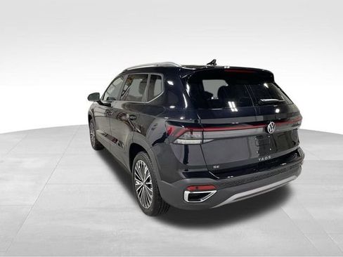 New 2026 Volkswagen Taos SE FWD image 3