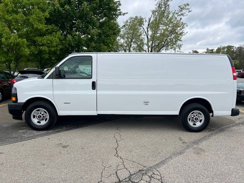 Used 2018 GMC Savana 2500 Extended RWD image 2