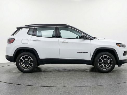 Used 2025 Jeep Compass Trailhawk image 11