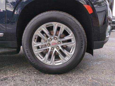 Used 2024 GMC Yukon SLT w/ SLT Luxury Package image 11