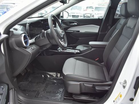 Used 2025 Chevrolet Trax LT w/ LT Convenience Package image 13