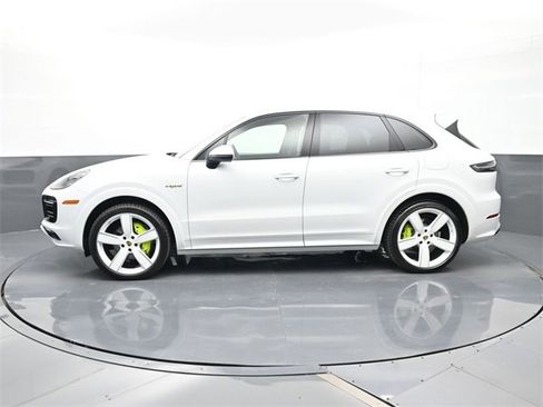 Used 2023 Porsche Cayenne Platinum Edition image 2