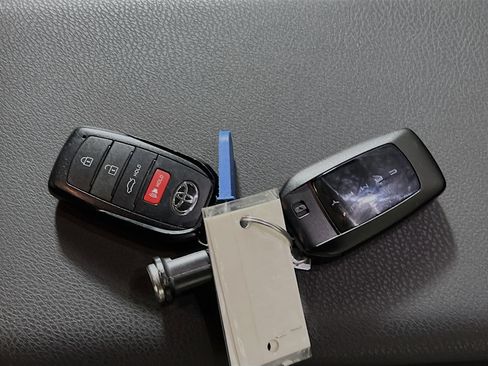 Used 2025 Toyota Camry LE w/ Convenience Package image 36