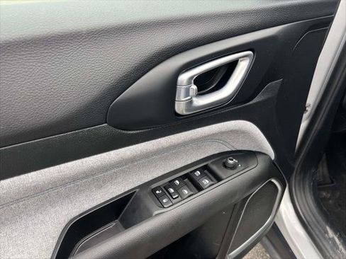 Used 2024 Jeep Compass Latitude image 16