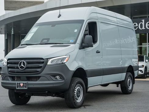 Used 2025 Mercedes-Benz Sprinter 2500 image 3
