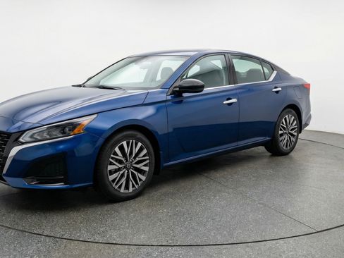 Used 2025 Nissan Altima 2.5 SV image 3