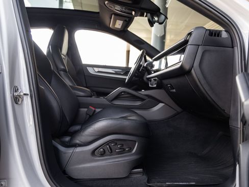 Certified 2024 Porsche Cayenne Coupe AWD/4WD image 40