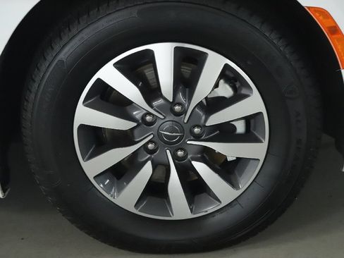 Used 2024 Chrysler Pacifica Limited FWD image 10
