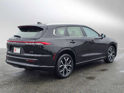 Used 2025 Toyota Crown Signia XLE image 7