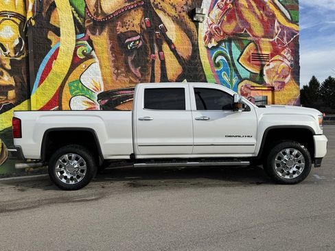 Used 2018 GMC Sierra 2500 Denali w/ Duramax Plus Package image 2