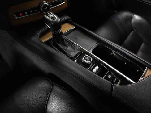 Used 2021 Volvo XC90 T6 Momentum w/ Climate Package image 30