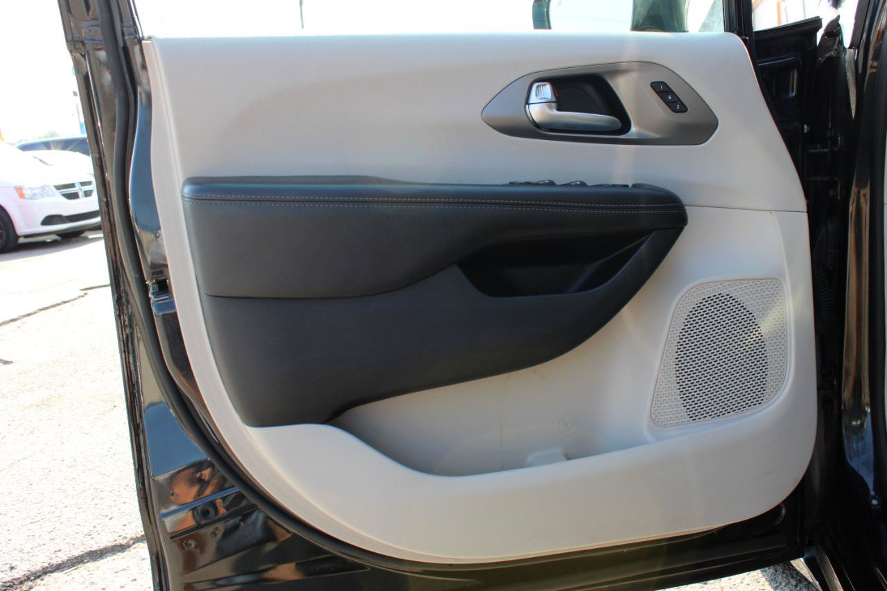 Used 2019 Chrysler Pacifica Limited FWD image 17
