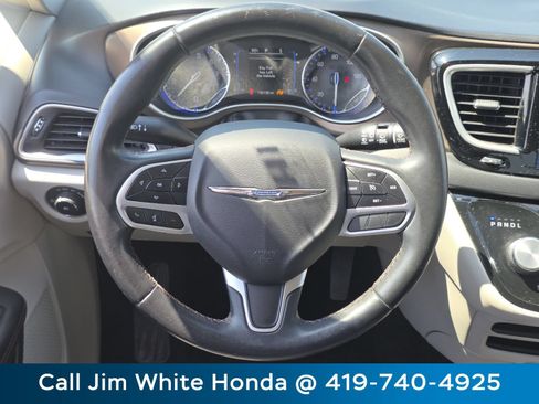 Used 2018 Chrysler Pacifica Touring-L w/ Premium Audio Group FWD image 25