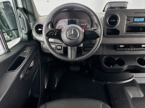 Used 2025 Mercedes-Benz Sprinter 2500 image 4