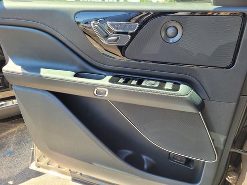 New 2025 Lincoln Aviator AWD w/ Equipment Group 101A image 11