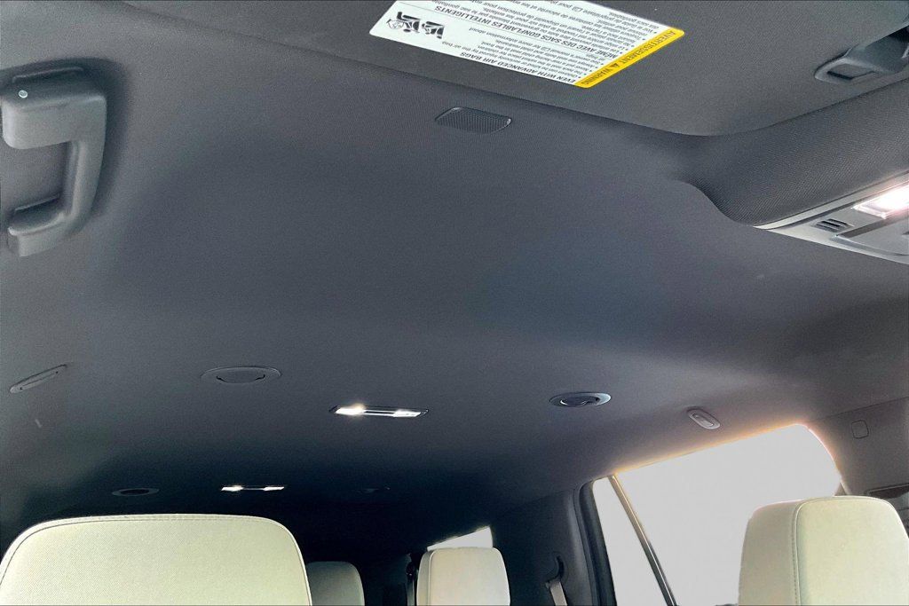 Used 2024 GMC Yukon SLE w/ Gmc Pro Safety Plus Package AWD/4WD image 22