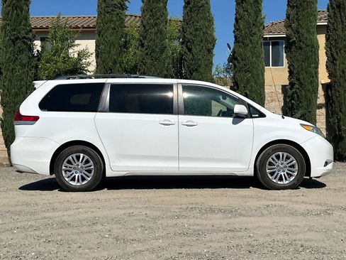 Used 2014 Toyota Sienna XLE FWD image 3