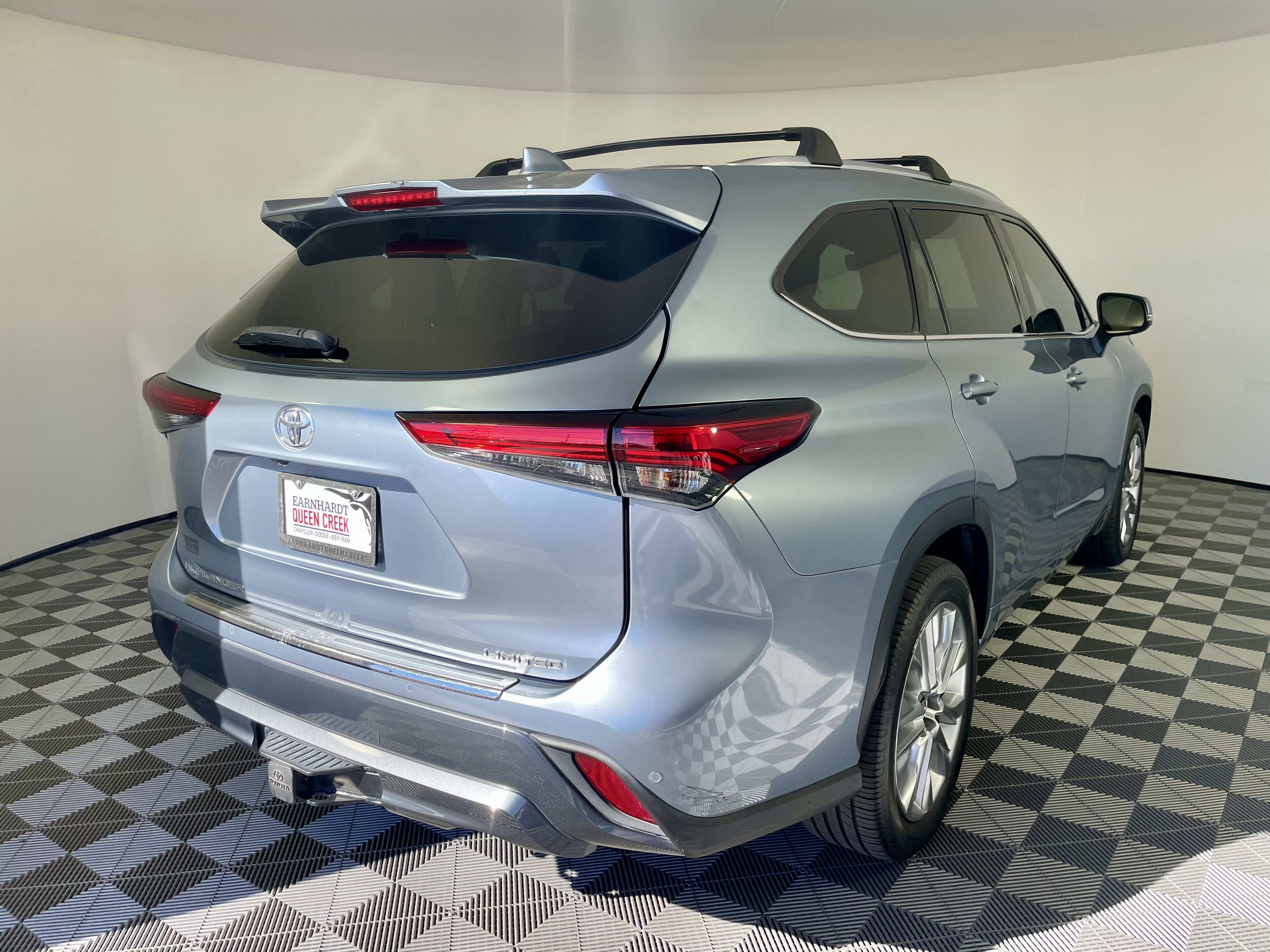 Used 2022 Toyota Highlander Limited FWD image 4